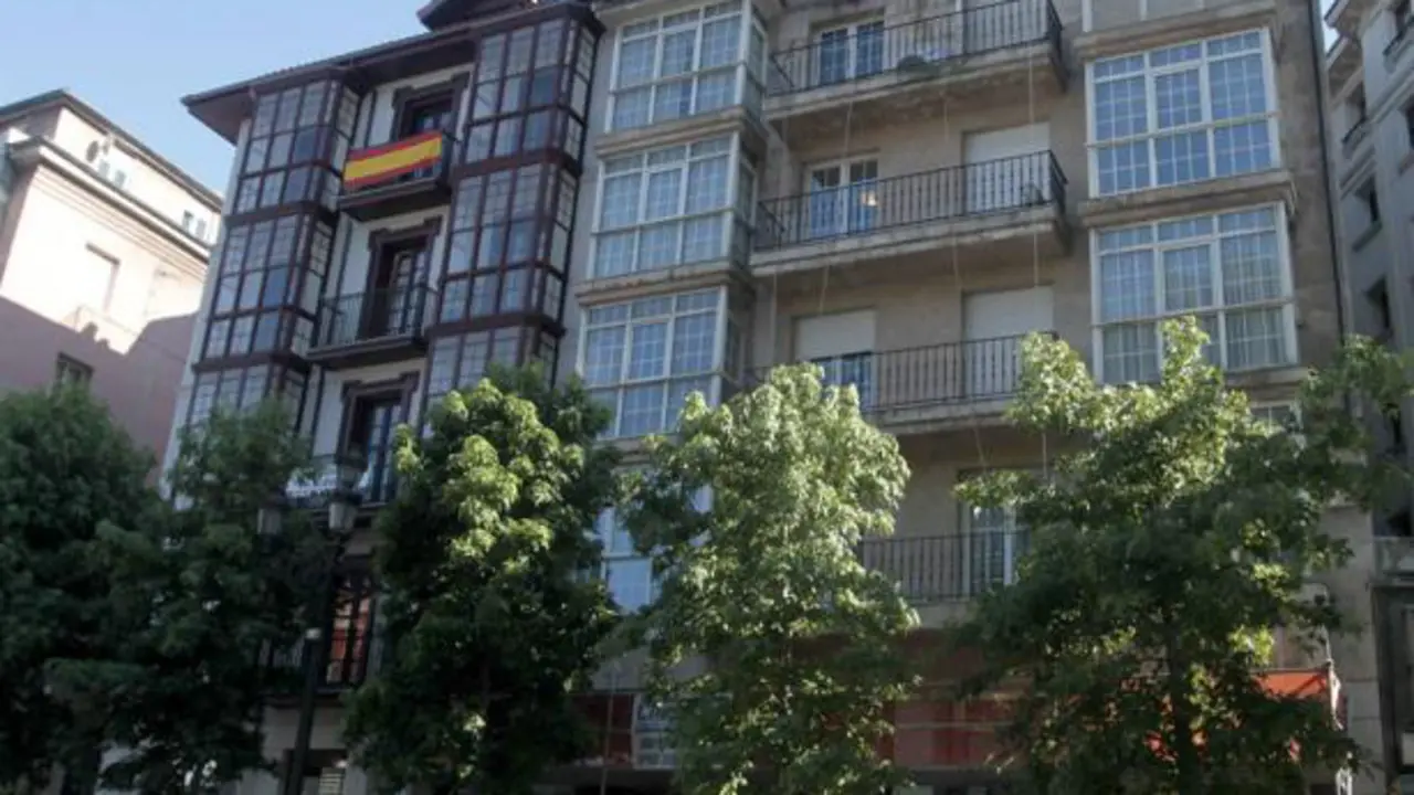 Edificio que deb&iacute;a demolerse parcialmente. / ALERTA