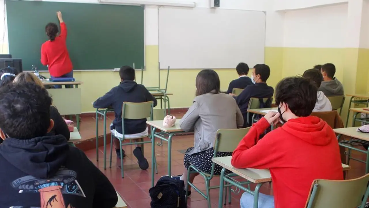 Alumnos del Instituto de Educaci&oacute;n Secundaria Princesa Galiana de Toledo asisten este mi&eacute;rcoles a clase.EFE/ Ismael Herrero
