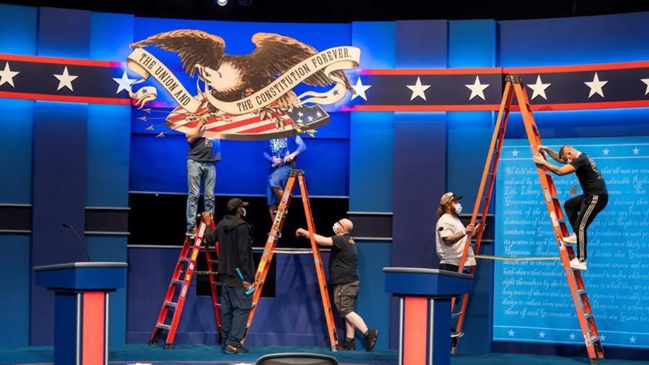 Los trabajadores dieron los toques finales al escenario de debate que albergar&aacute; el primero de los tres debates presidenciales entre el presidente de los Estados Unidos, Donald J. Trump, y el exvicepresidente Joe Biden, en el Samson Pavilion de la Case Western Reserve University en Cleveland, Ohio, EE. UU.EFE / EPA / JIM LO SCALZO