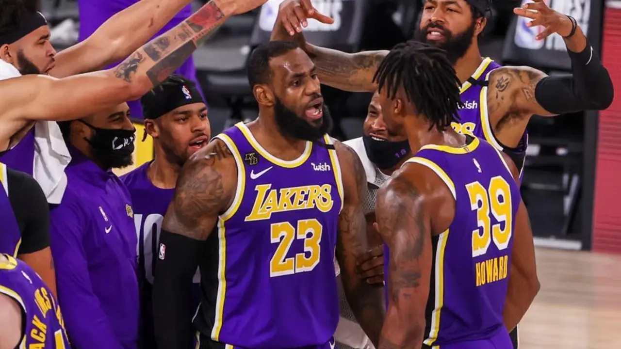 El delantero de Los Angeles Lakers, LeBron James (C), reacciona con sus compa&ntilde;eros de equipo durante la segunda mitad del quinto juego de playoffs de la final de la Conferencia Oeste de la NBA entre los Denver Nuggets y Los Angeles Lakers en el ESPN Wide World of Sports Complex en Kissimmee, Florida, EE. UU. 26 de septiembre de 2020. (Baloncesto, Estados Unidos) EFE / EPA / ERIK S. LESSER SHUTTERSTOCK OUT