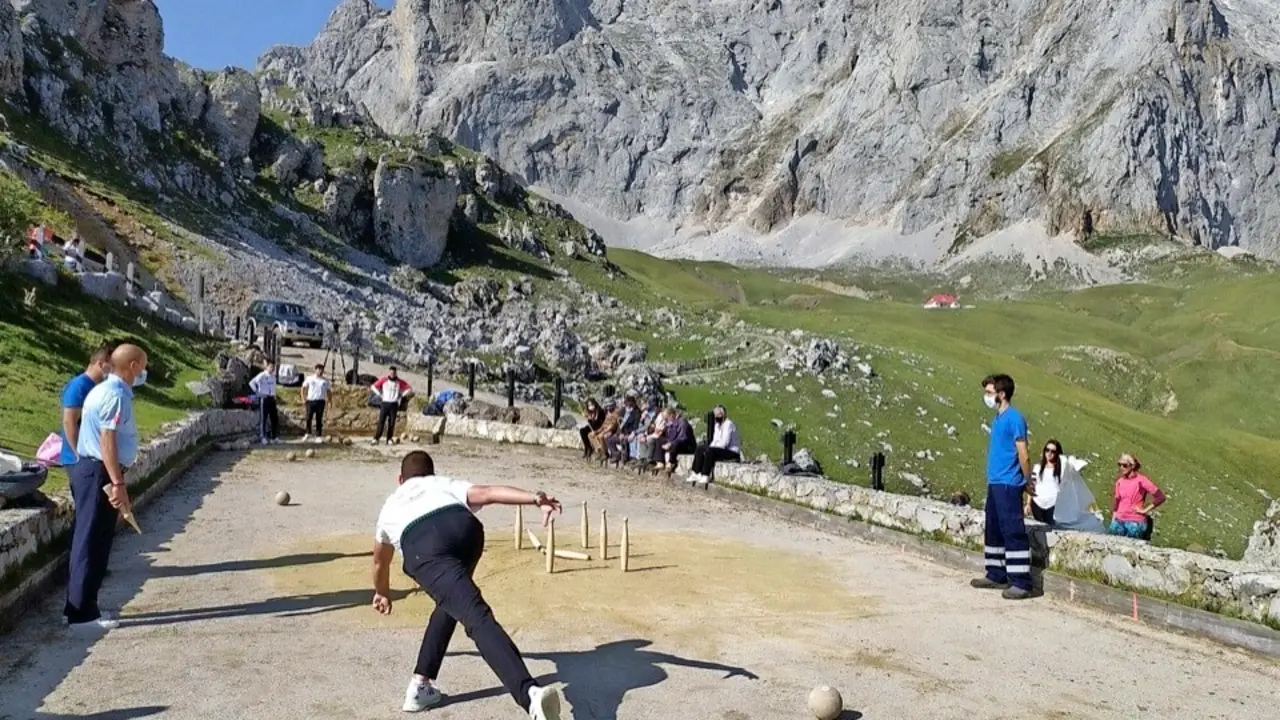 Participante ante los impresionantes Picos de Europa. / Elsa Su&aacute;rez