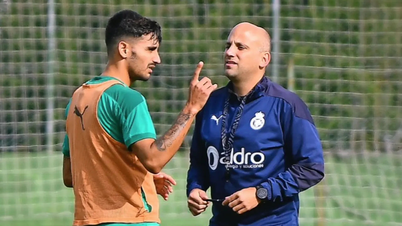 Javi Rozada hablando ayer con Pablo Andrade. / Hardy