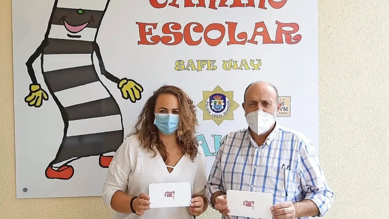 Arriba porta mascarillas que se repartir&aacute;n entre el alumnado de infantil y primaria de Suances.