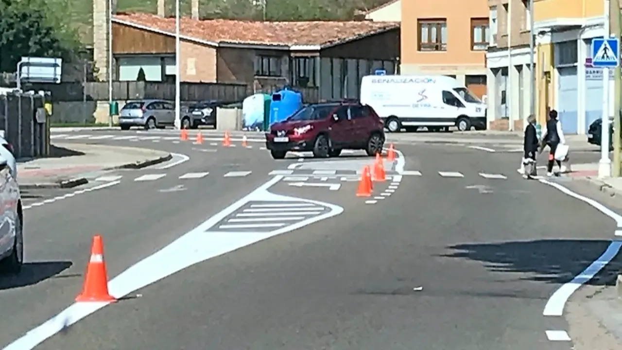 Imagen de las actuaciones ya realizadas en la se&ntilde;alizaci&oacute;n horizontal de las v&iacute;as rodadas. / ALERTA