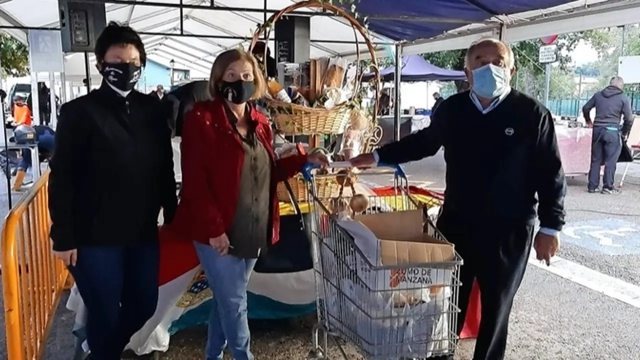Flori Sampedro junto a Jos&eacute; Antonio Morante en la entrega de premios. / ALERTA