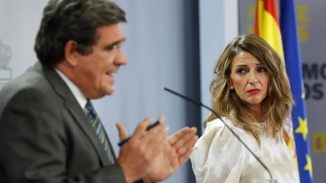 La ministra de Trabajo, Yolanda D&iacute;az, durante la intervenci&oacute;n del ministro de Inclusi&oacute;n, Migraciones y Seguridad Social, Jos&eacute; Luis Escriv&aacute;, en rueda de prensa. EFE/ J.J. Guill&eacute;n