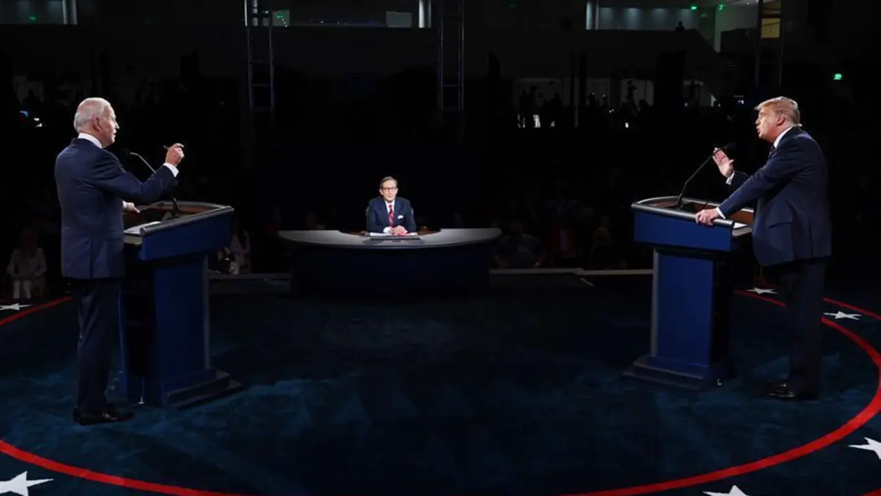El presidente de los Estados Unidos, Donald Trump (R) y el candidato presidencial dem&oacute;crata Joe Biden (L), participan en el primer debate presidencial de los Estados Unidos de 2020 en la Case Western Reserve University y Cleveland Clinic en Cleveland, Ohio. / EFE / OLIVIER DOULIERY