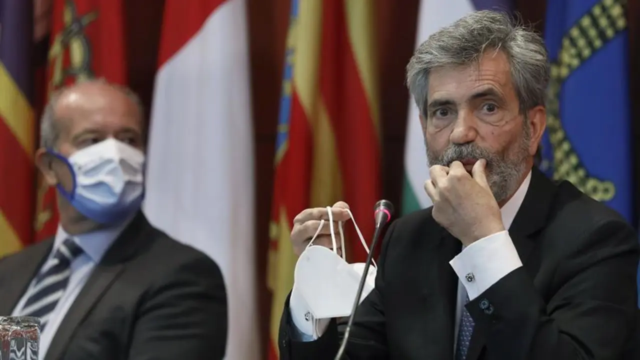 El presidente del Tribunal Supremo y del Consejo General del Poder Judicial (CGPJ), Carlos Lesmes, acompa&ntilde;ado por el ministro de Justicia del Gobierno, Juan Carlos Campo (i), durante el acto de entrega de despachos a la nueva promoci&oacute;n de jueces, celebrado este viernes en la Escuela Judicial en Barcelona y a la que por primera vez no asisti&oacute; el Rey. EFE/Andreu Dalmau/POOL