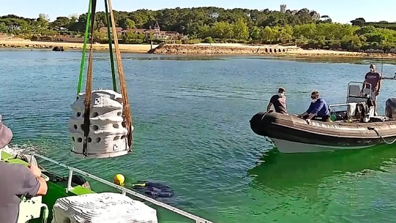 Labores de instalaci&oacute;n de un arrecife artificial en la Bah&iacute;a de Santander. / UC