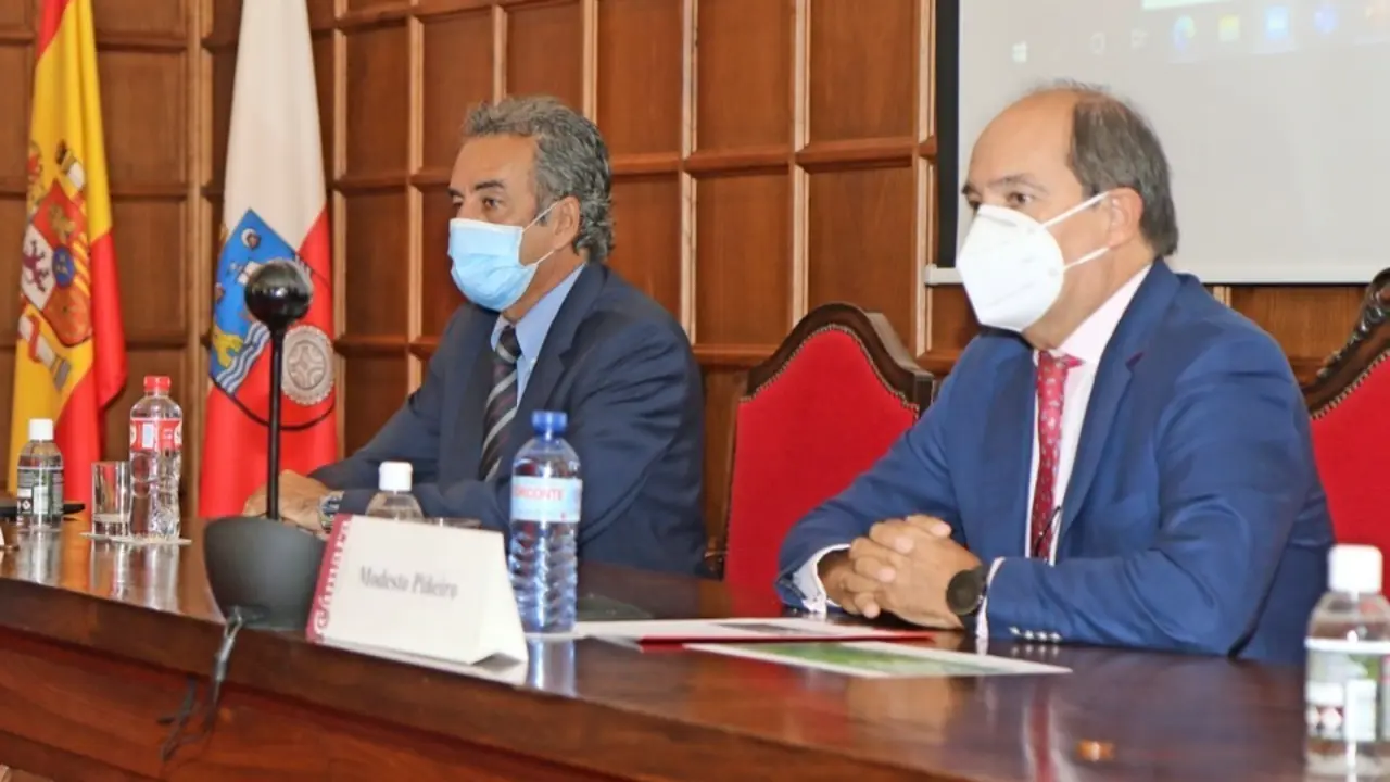 Modesto Pi&ntilde;eiro, presidente de la C&aacute;mara y Francisco Mart&iacute;n. / EFE