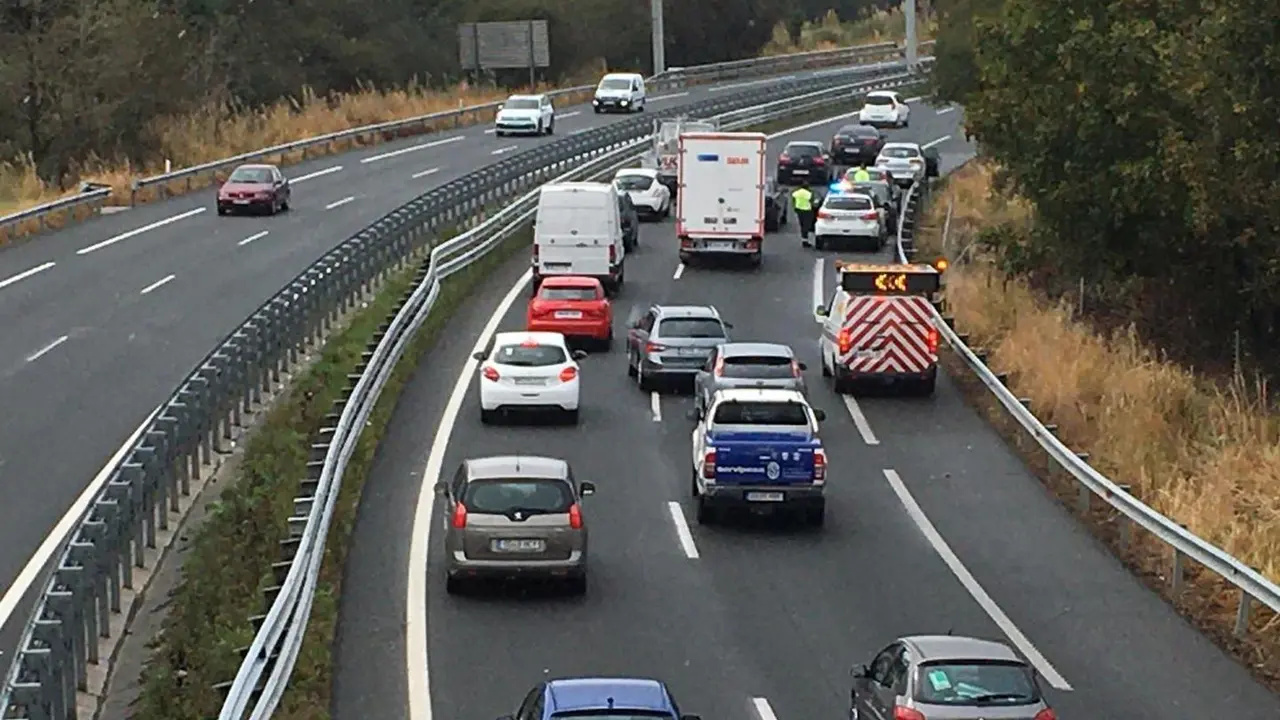Imagen del veh&iacute;culo ya retirado, en el arc&eacute;n derecho de la autov&iacute;a A-67 direcci&oacute;n Torrelavega. / S.D.