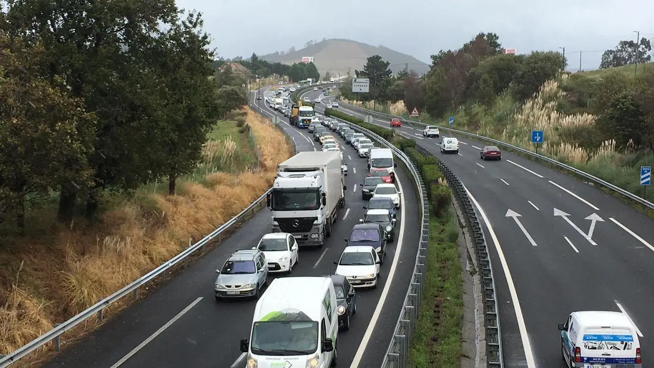 Retenciones en la autov&iacute;a A-67 direcci&oacute;n Torrelavega por el accidente ocurrido hoy sobre las 14:00 horas. / S.D.