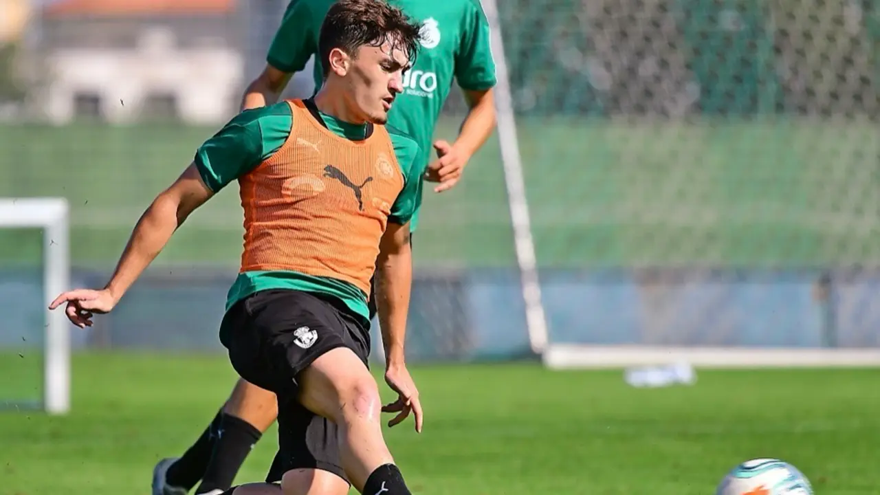 Diego Ceballos firm&oacute; ayer su primer contrato profesional. / Hardy