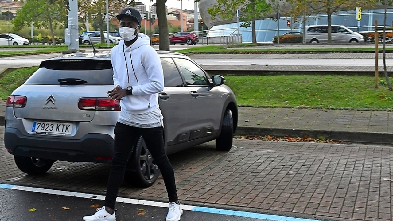 Isaac Nana, que lleg&oacute; ayer a Santander, a punto de entrar a Los Campos de Sport. / Hardy