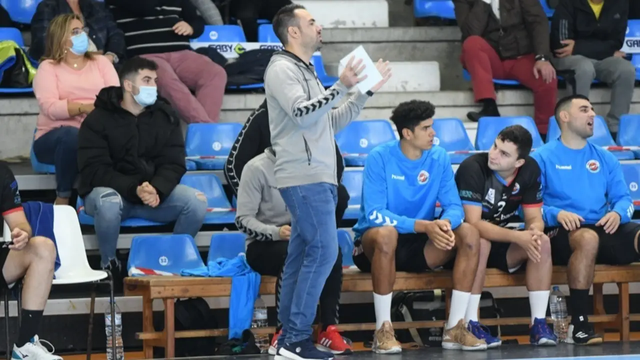 Partido disputado hoy en La Albericia entre el Balonmano Sinfin y el Bar&ccedil;a. / HARDY