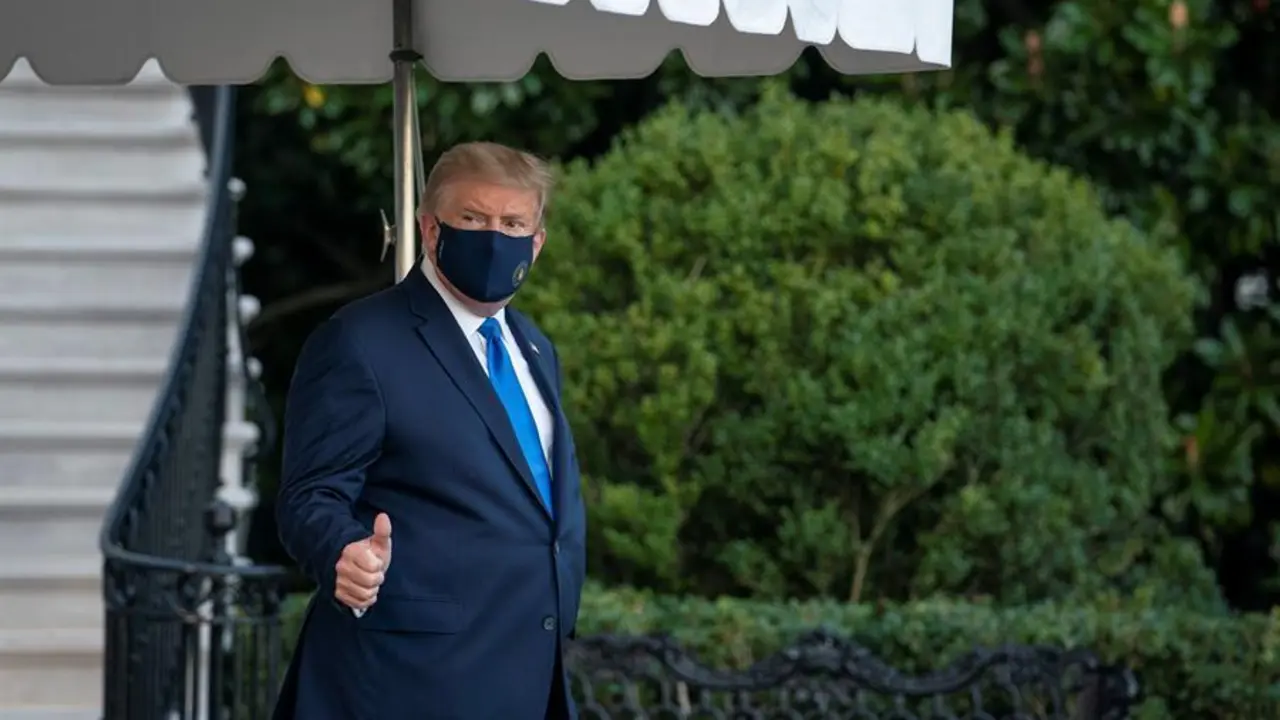 El presidente de los Estados Unidos, Donald J. Trump, camina hasta el jard&iacute;n sur de la Casa Blanca antes de abordar el Marine One en Washington, DC, EE.UU., este 2 de octubre de 2020. EFE/EPA/Sarah Silbiger