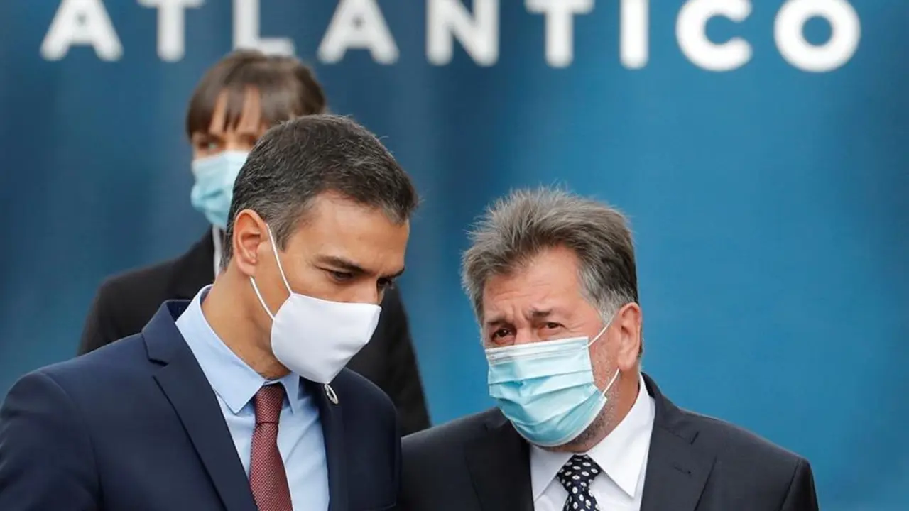 El empresario, Amancio L&oacute;pez Seijas (d), promotor del foro La Toja, habla con el presidente del Gobierno Pedro S&aacute;nchez, esta ma&ntilde;ana en la isla de La Toja, en O Grove, Pontevedra. EFE/Lavandeira jr