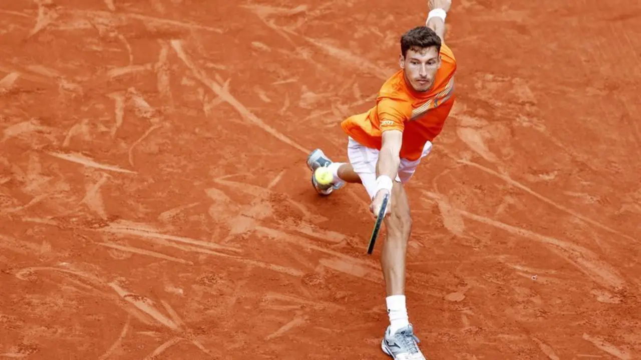 Pablo Carre&ntilde;o Busta de Espa&ntilde;a golpea un rev&eacute;s durante su partido de tercera ronda contra Roberto Bautista Agut de Espa&ntilde;a en el torneo de tenis Abierto de Francia en Roland Garros en Par&iacute;s, Francia, 03 de octubre de 2020. (Tenis, Abierto, Abierto, Francia, Espa&ntilde;a) EFE / EPA / IAN LANGSDON