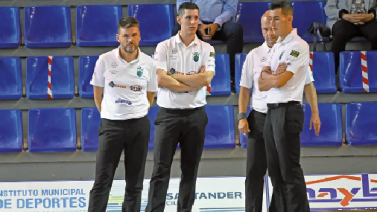 Los jugadores de Pe&ntilde;acastillo durante un encuentro esta temporada. / Hardy