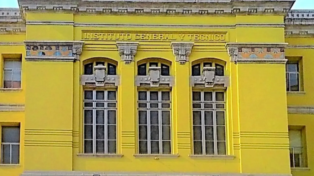 Fotograf&iacute;a de la fachada del IES Santa Clara, en Santander.