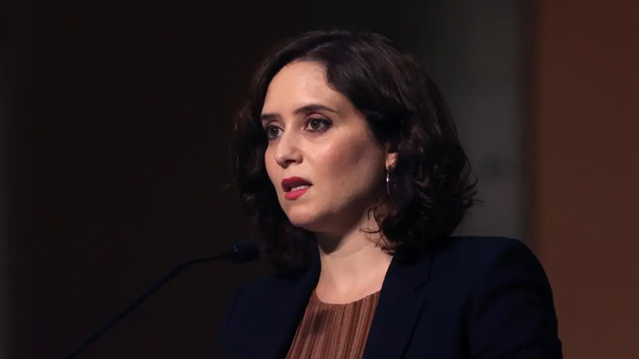La presidenta de la Comunidad de Madrid, Isabel D&iacute;az Ayuso, se ha mostrado partidaria de que las medidas que se tomen para frenar la pandemia de coronavirus pasen m&aacute;s por detectar a quienes contagian que por confinar a la poblaci&oacute;n. EFE/JuanJo Mart&iacute;n/Archivo