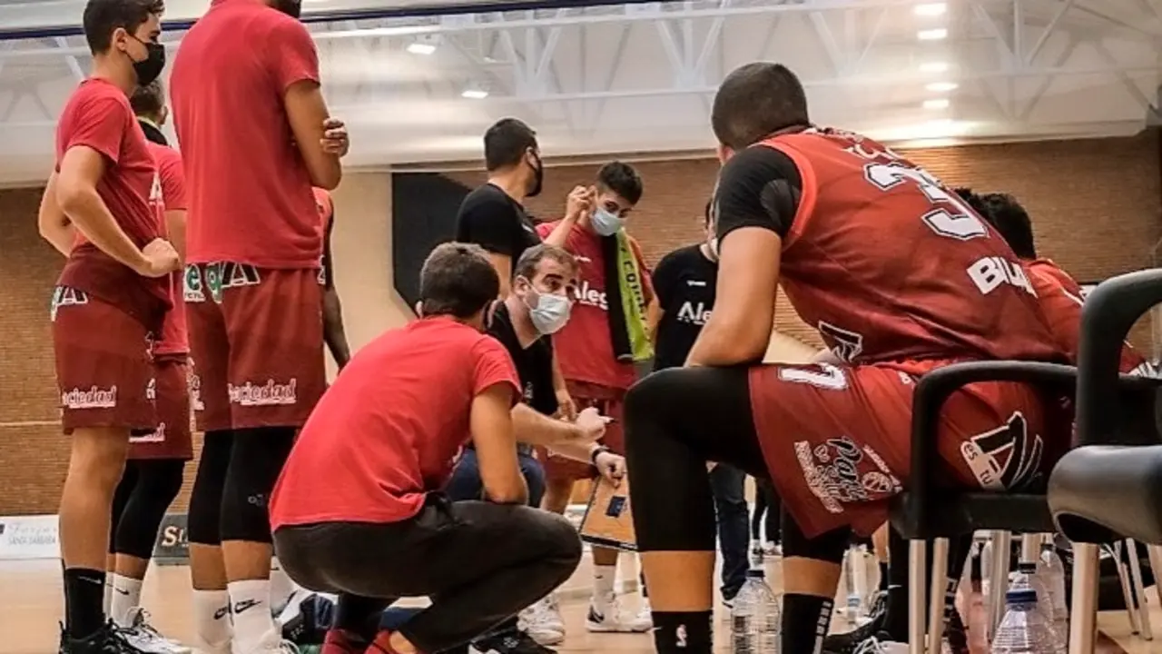 El t&eacute;cnico del Alega Cantabria dando instrucciones. / Hugo G&oacute;mez