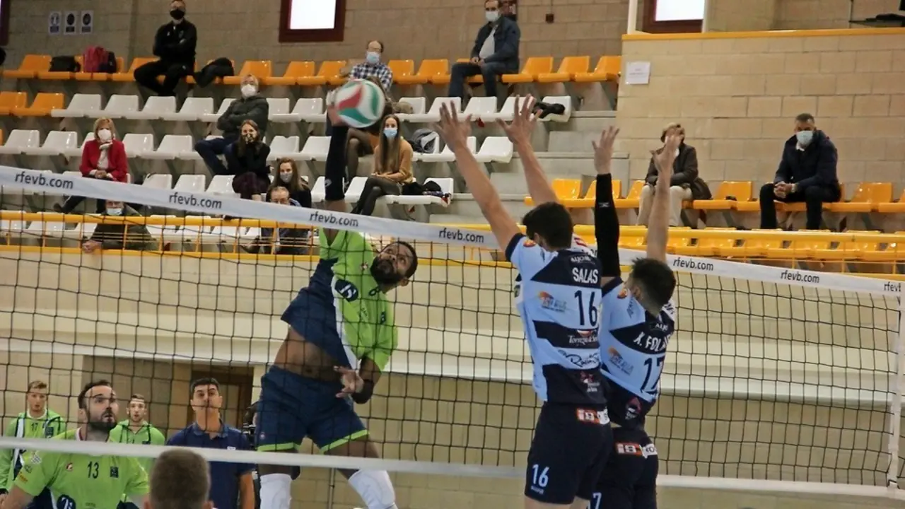Un jugador del Voley Textil Santanderina remata ante la oposici&oacute;n de la defensa soriana. / Mar&iacute;a morales