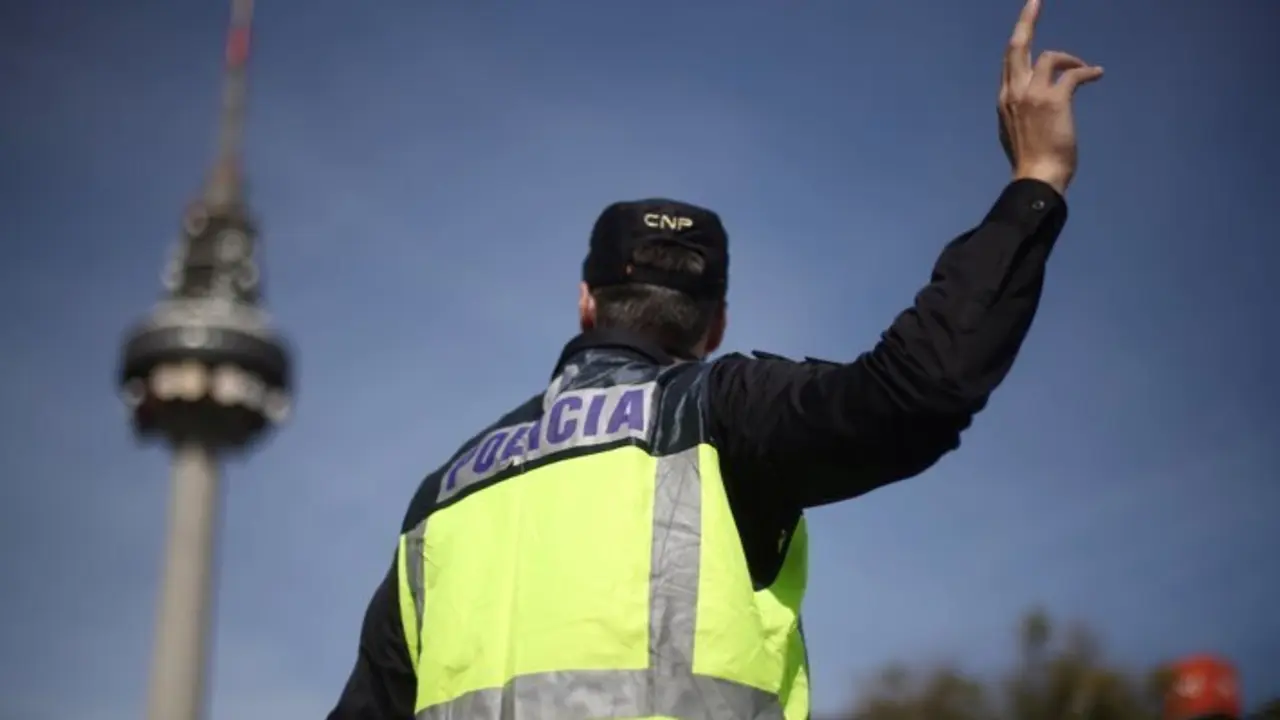 Un agente de la Polic&iacute;a Nacional durante un control policial de movilidad en Madrid. - Eduardo Parra - Europa Press