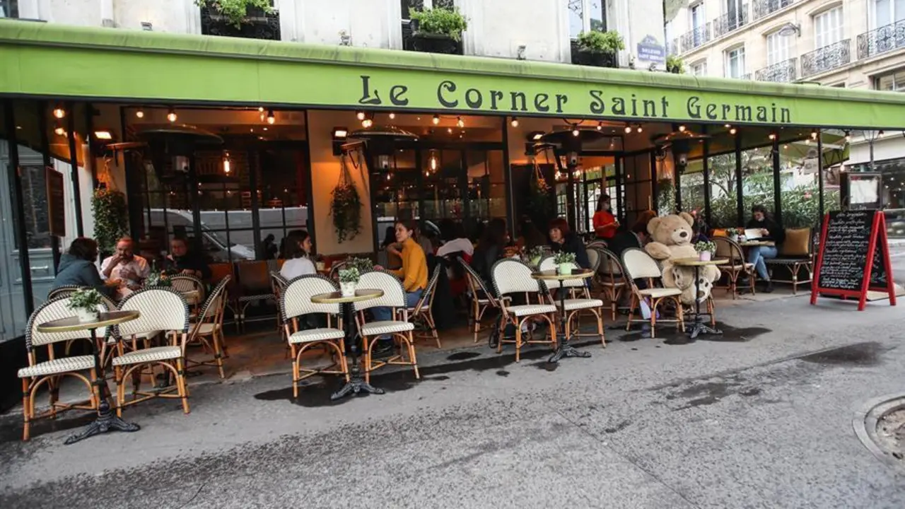 Personas sentadas en la terraza de un bar con mesas dispuestas para garantizar el distanciamiento social entre personas. EFE