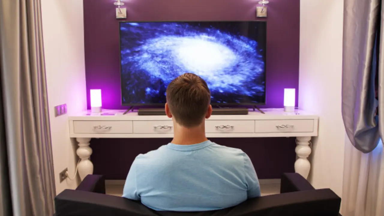 hombre-mirando-television-4k_126362-240