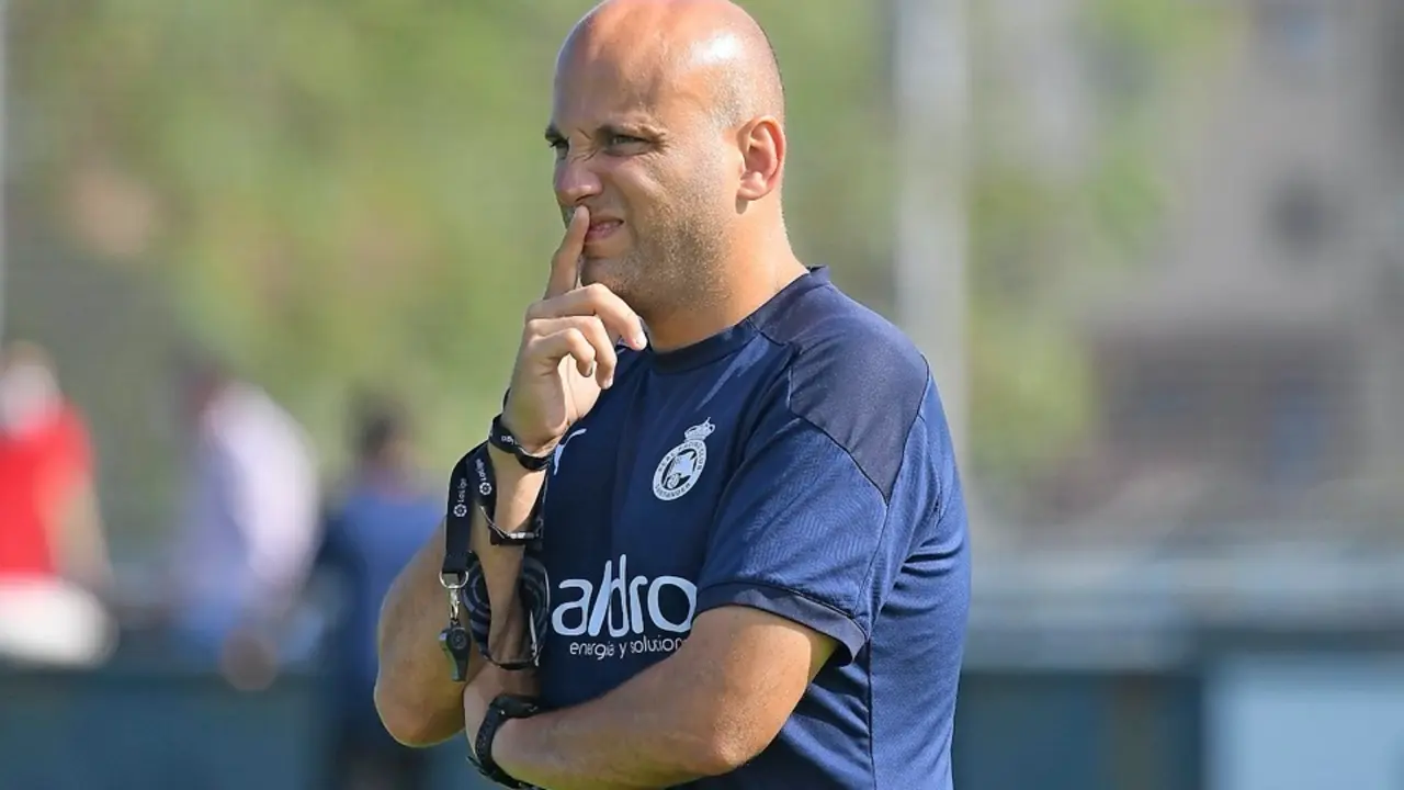 Javi Rozada no consigui&oacute; ayer, al menos al cierre de esta edici&oacute;n, el central que esperaba para cerrar la plantilla. / hardy