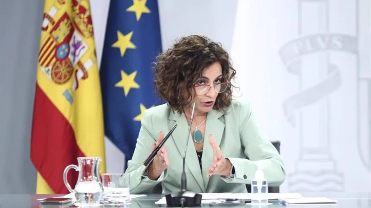 La ministra portavoz y de Hacienda, Mar&iacute;a Jes&uacute;s Montero, interviene durante una rueda de prensa posterior al Consejo de Ministros en Moncloa, en Madrid (Espa&ntilde;a), a 6 de octubre de 2020. - EUROPA PRESS/E. Parra. POOL - Europa Press