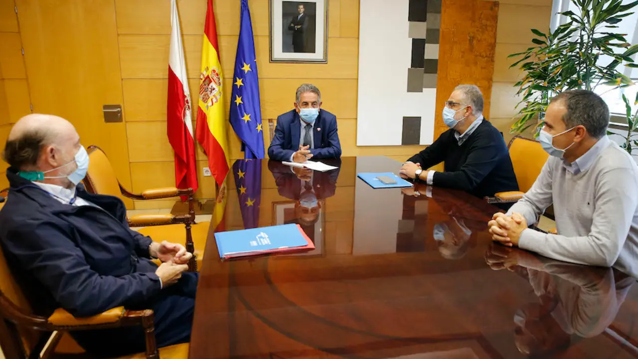 El presidente de Cantabria, Miguel &Aacute;ngel Revilla, recibe al Sindicato M&eacute;dico. / ALERTA