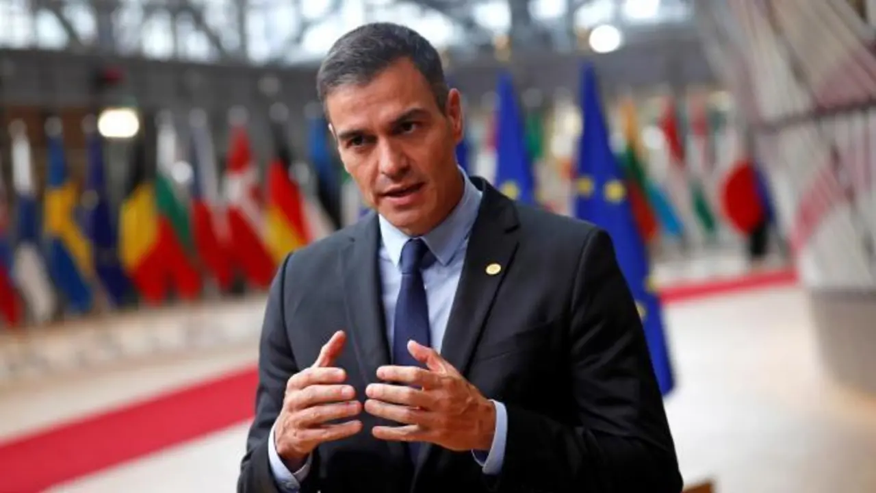 El presidente del Gobierno, Pedro S&aacute;nchez, presenta el Plan de Recuperaci&oacute;n, Transformaci&oacute;n y Resiliencia de la Econom&iacute;a Espa&ntilde;ola en un acto telem&aacute;tico con todo el Ejecutivo, patronal y sindicatos, as&iacute; como los embajadores de los 27 pa&iacute;ses miembros de la UE hoy en el Palacio de la Moncloa. EFE/ Jose Maria Cuadrado Jimenez /MONCLOA