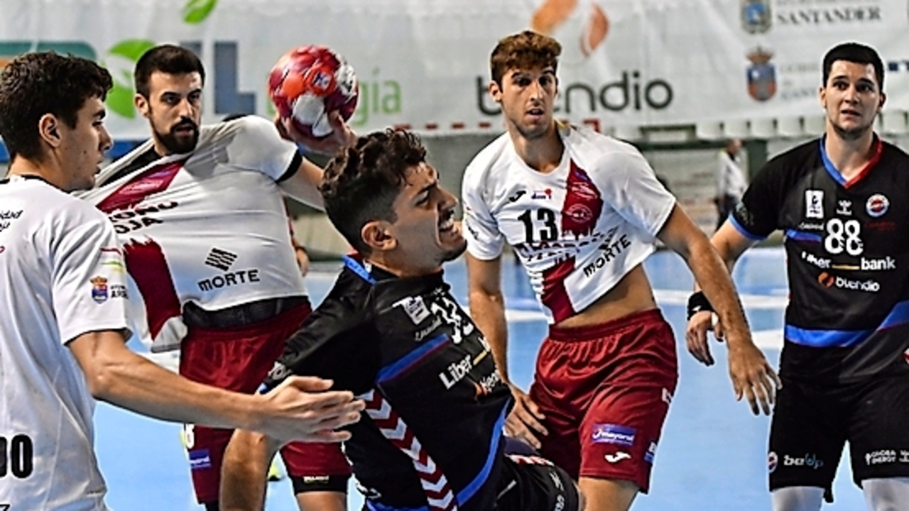 Zungri, en pleno lanzamiento para intentar superar al inspirado portero del Balonmano Logro&ntilde;o. / Hardy