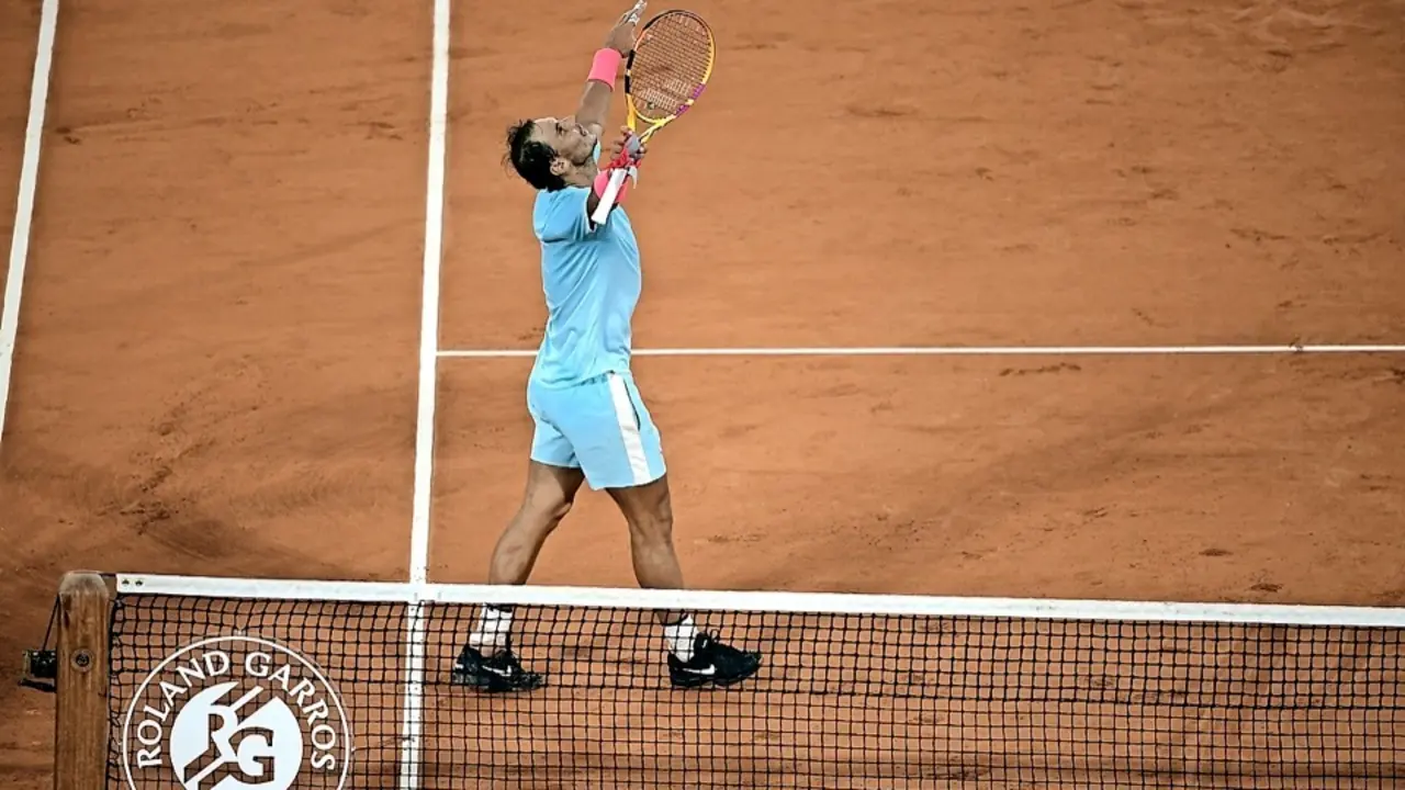 Rafa Nadal levanta los brazos tras vencer a Sinner y clasificarse para semifinales. / JULIEN DE ROSA