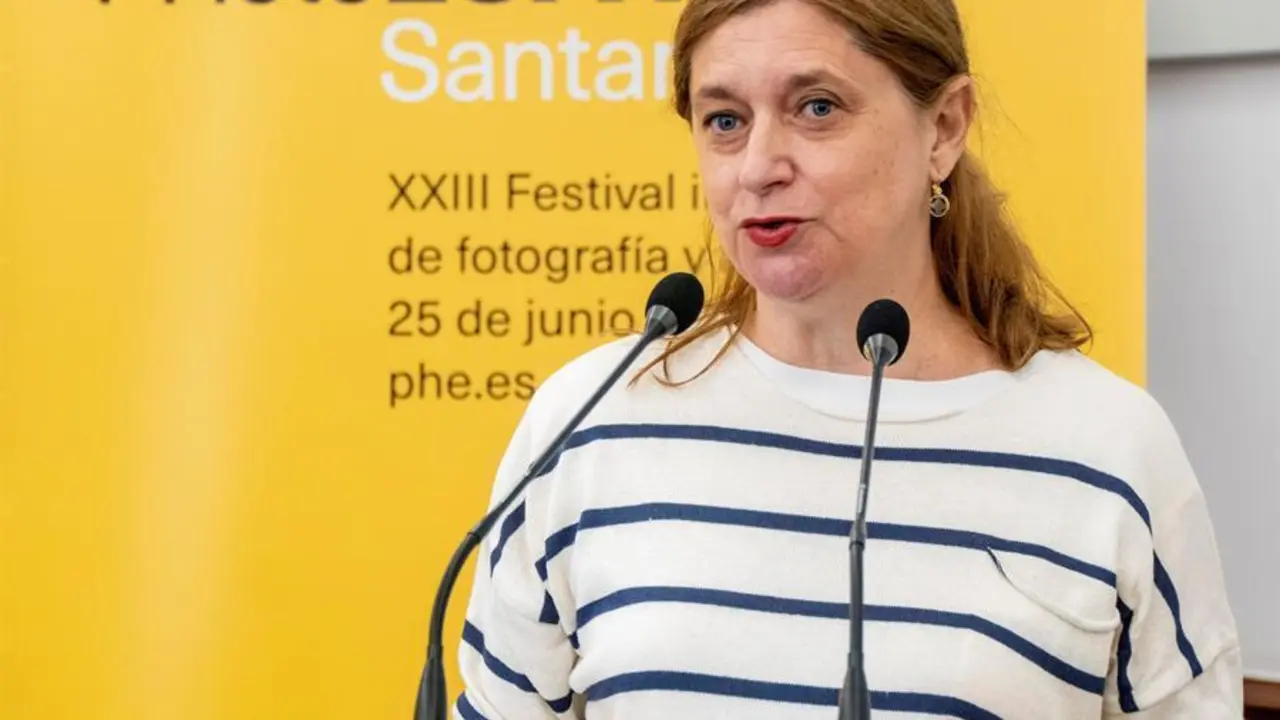 La directora de PhotoESPA&Ntilde;A, Claude Bussac, durante la presentaci&oacute;n este mi&eacute;rcoles en Santande de la edici&oacute;n 2020 de la muestra fotogr&aacute;fica que ofrecer&aacute; a lo largo de octubre una veintena de exposiciones en 14 espacios p&uacute;blicos y privados de la capital c&aacute;ntabra, con obras de 60 artistas para establecer un "di&aacute;logo" entre distintas visiones de la fotograf&iacute;a y de su relaci&oacute;n con otras disciplinas creativas EFE/FOTO/ROM&Aacute;N G. AGUILERA