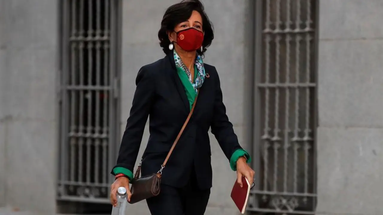 La presidenta del Banco Santander, Ana Bot&iacute;n, llega este jueves a la Audiencia Nacional para testificar en el marco de la causa que investiga a los dos &uacute;ltimos equipos gestores del Banco Popular, incluidos sus expresidentes &Aacute;ngel Ron y Emilio Saracho. EFE/Juan Carlos Hidalgo