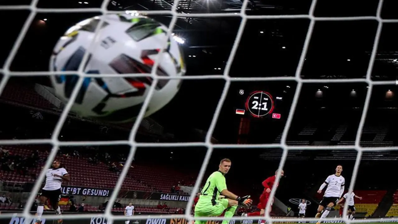 El guardameta alem&aacute;n Bernd Leno (c) observa el gol del 2-2 durante un partido amistoso ante Turqu&iacute;a, hoy en Colonia (Alemania). EFE/FRIEDEMANN VOGEL