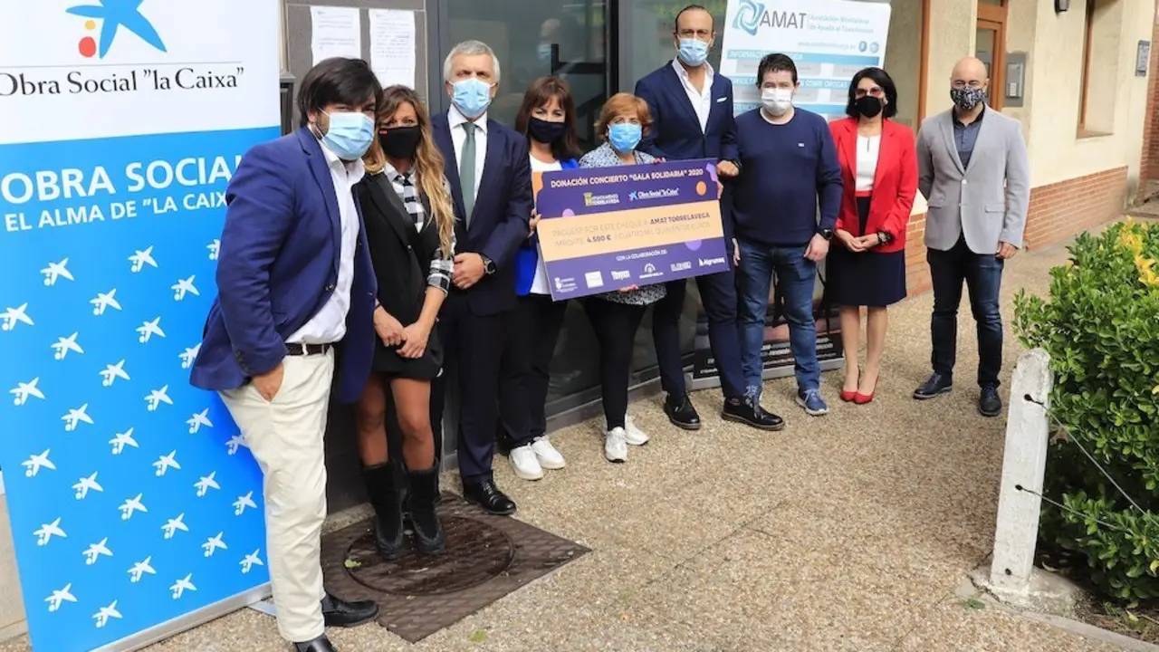 Momento de la entrega del cheque a AMAT.