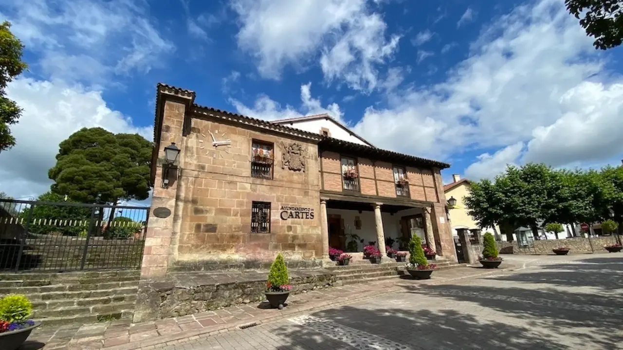 Fachada del Ayuntamiento de Cartes.
