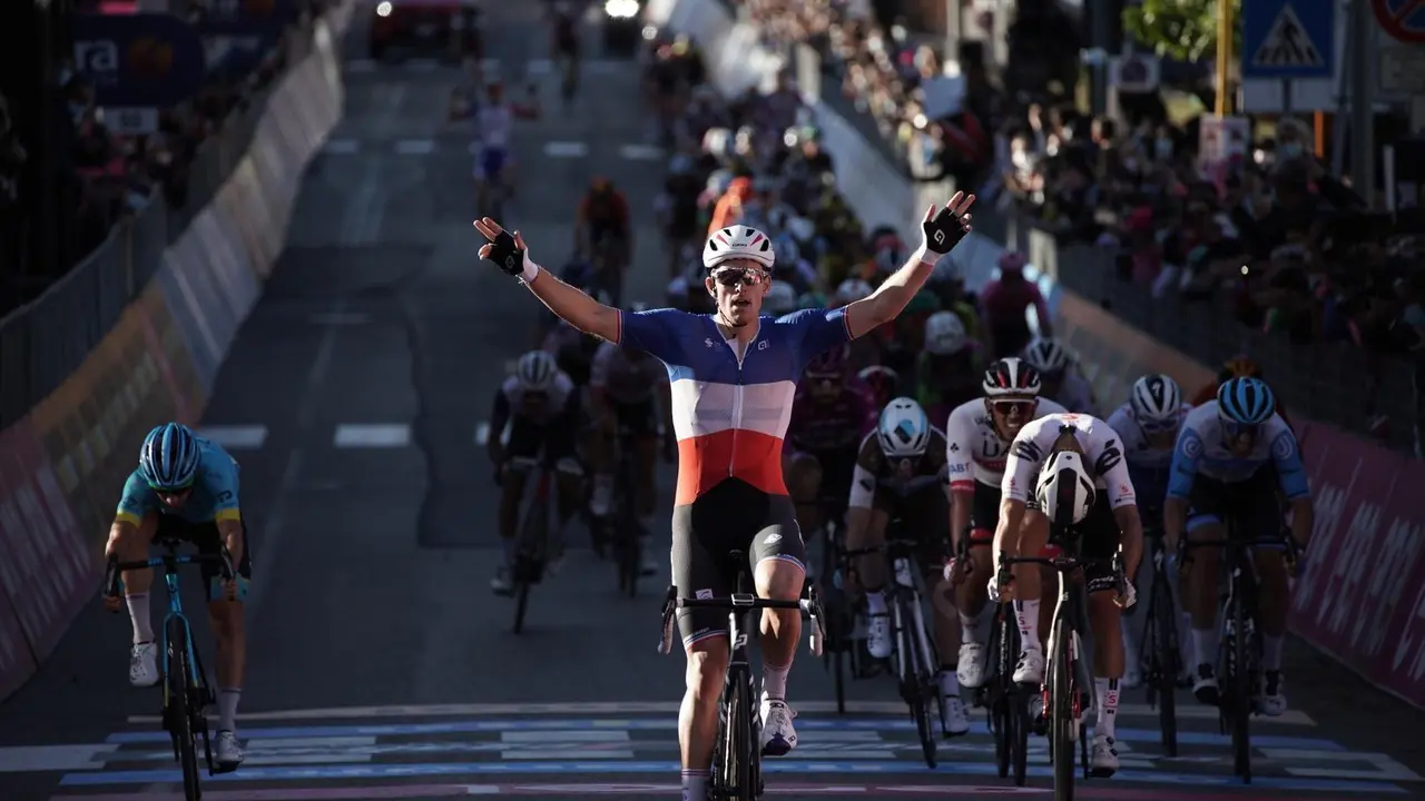 El franc&eacute;s Arnaud Demare logra el triunfo en la sexta etapa del Giro de Italia de 2020