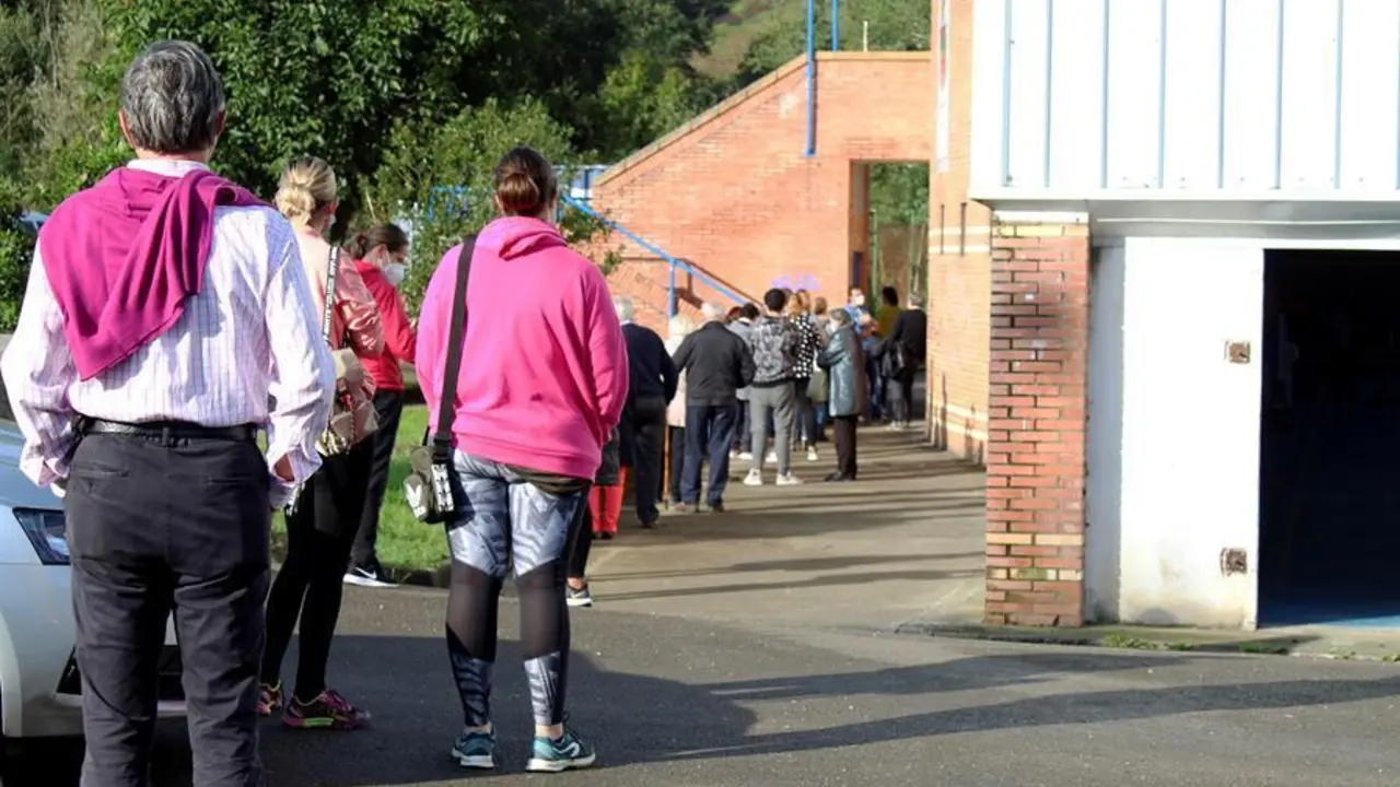 08/10/2020.- Vecinos del pueblo de Villacarriedo esperan para someterse a pruebas PCR en el pabell&oacute;n del polideportivo de Selaya, este jueves en Cantabria. Un d&iacute;a despu&eacute;s de anunciarse un brote de coronavirus relacionado con un bar de Villacarriedo, la respuesta de los vecinos, tanto de ese pueblo como de los de alrededor, ha sido inmediata para someterse a las pruebas PCR con las que se intentar&aacute; conocer la realidad de la evoluci&oacute;n del virus en la zona. EFE/Celia Ag&uuml;ero Pereda