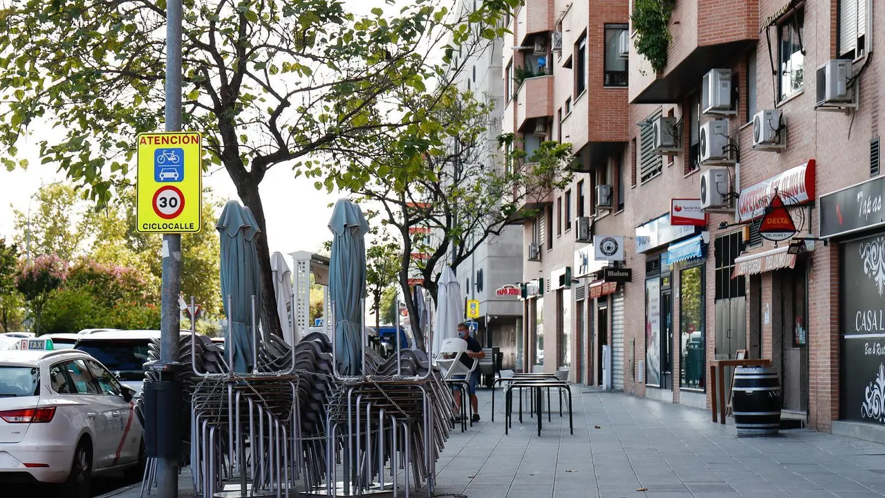 Terraza recogida y cerrada de un bar, en Fuenlabrada, Madrid.