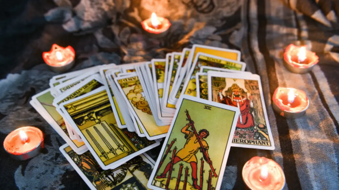 carta-tarot-luz-velas-fondo-oscuridad-astrologia-ocultismo-ilustracion-magica-horoscopos-espirituales-magicos-concepto-adivino-lectura-palm_73523-3890