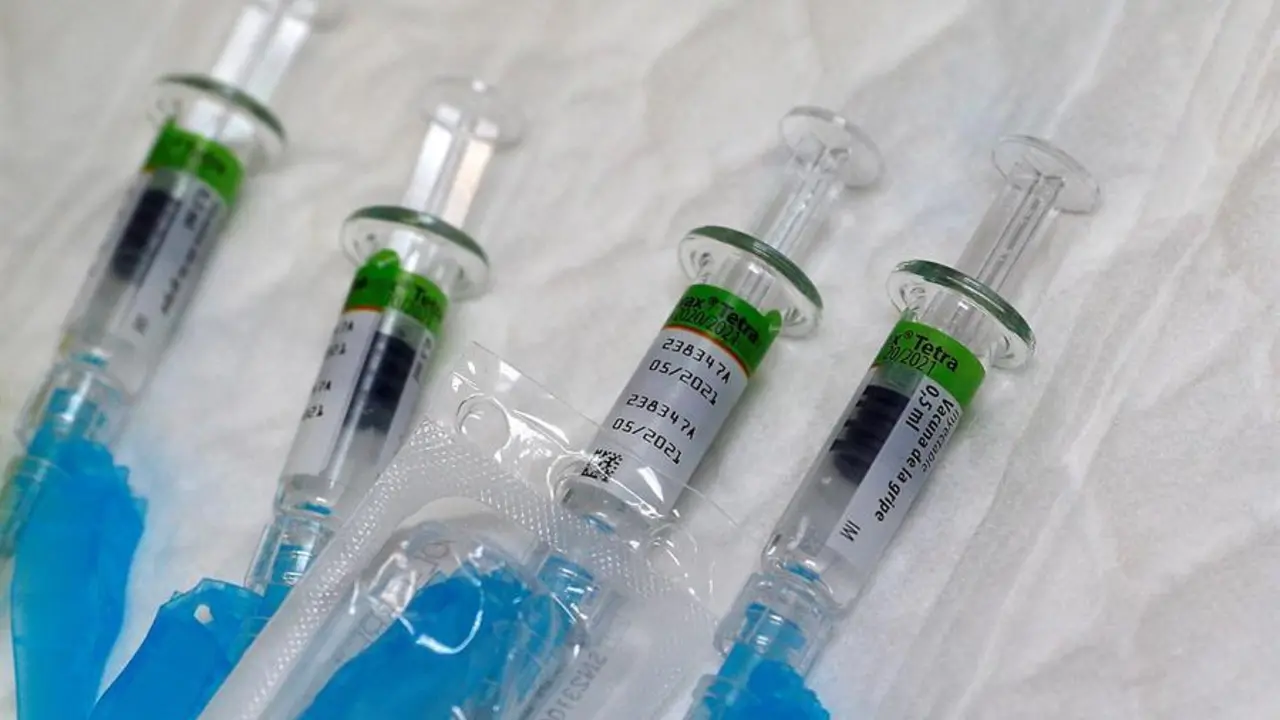 La Conselleria de Sanidad inicia la campa&ntilde;a de vacunaci&oacute;n contra la gripe estacional en la que est&aacute; previsto distribuir un total de 1.256.100 dosis a los grupos considerados de riesgo y que finalizar&aacute; el 31 de enero de 2021.EFE/ Manuel Bruque POOL