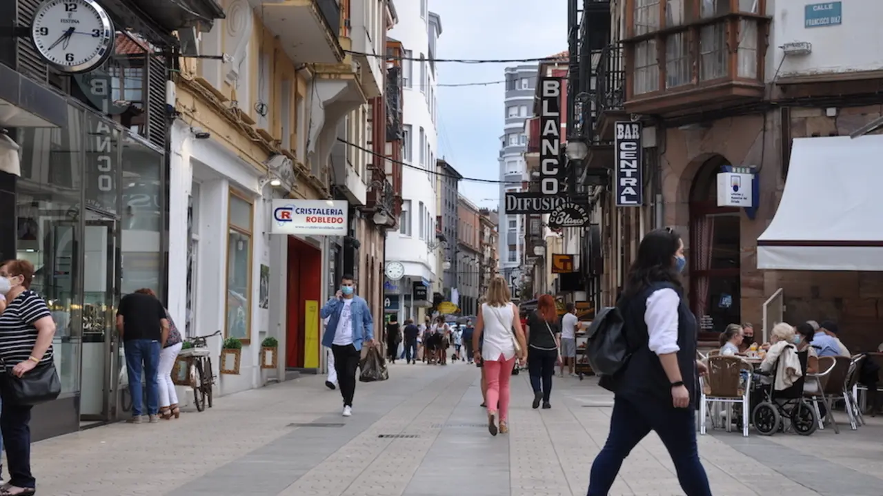 Varias personas caminan por la calle Consolaci&oacute;n de Torrelavega. / S. D.