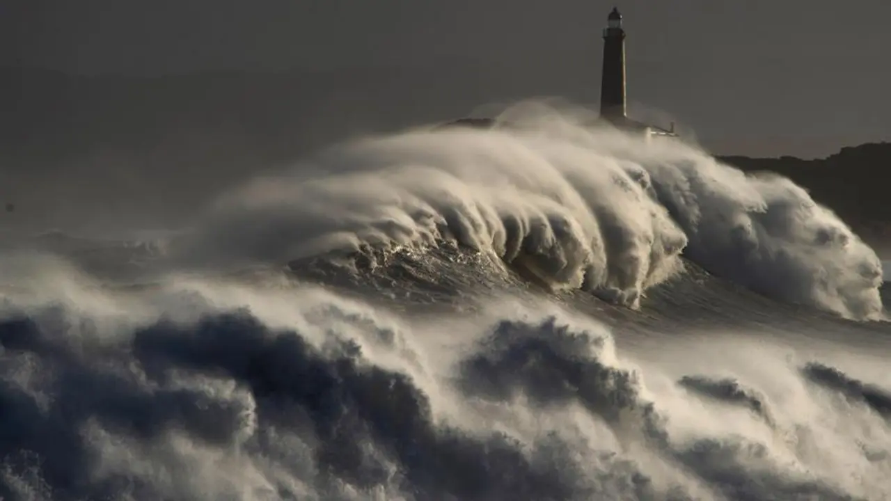 Una ola rompe en el faro de la isla de Mouro el 3 de noviembre en Santander tras el aviso de alerta roja por fen&oacute;menos costeros. EFE/Pedro Puente Hoyos