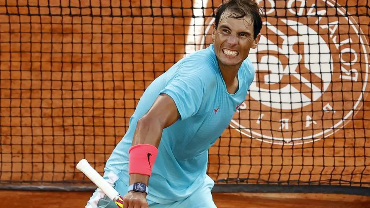 Rafael Nadal de Espa&ntilde;a reacciona despu&eacute;s de ganar contra Diego Schwartzman de Argentina en su partido de semifinales de hombres durante el torneo de tenis Abierto de Francia en Roland? Garros en Par&iacute;s, Francia, 09 de octubre de 2020. (Tenis, Abierto, Francia, Espa&ntilde;a) EFE / EPA / IAN LANGSDON