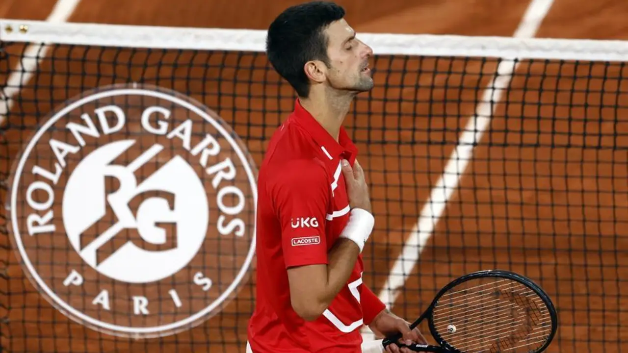 Novak Djokovic de Serbia reacciona despu&eacute;s de ganar contra Stefanos Tsitsipas de Grecia en su partido de semifinales de hombres durante el torneo de tenis Abierto de Francia en Roland? Garros en Par&iacute;s, Francia, 09 de octubre de 2020. (Tenis, Abierto, Francia, Grecia) EFE / EPA / YOAN VALAT